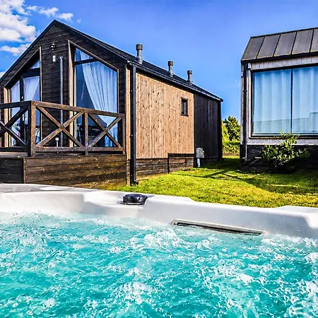 Awesome In With Heated Swimming Pool بيت للعطل
